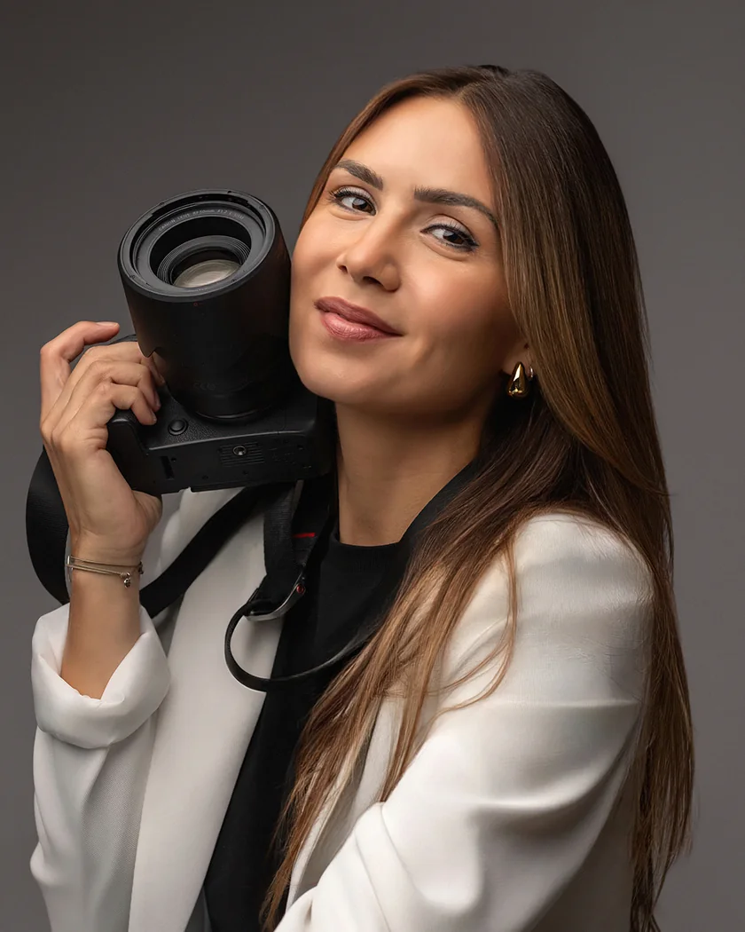 Emilie Colusso, photographe de mariage près de Toulouse, son appareil à la main
