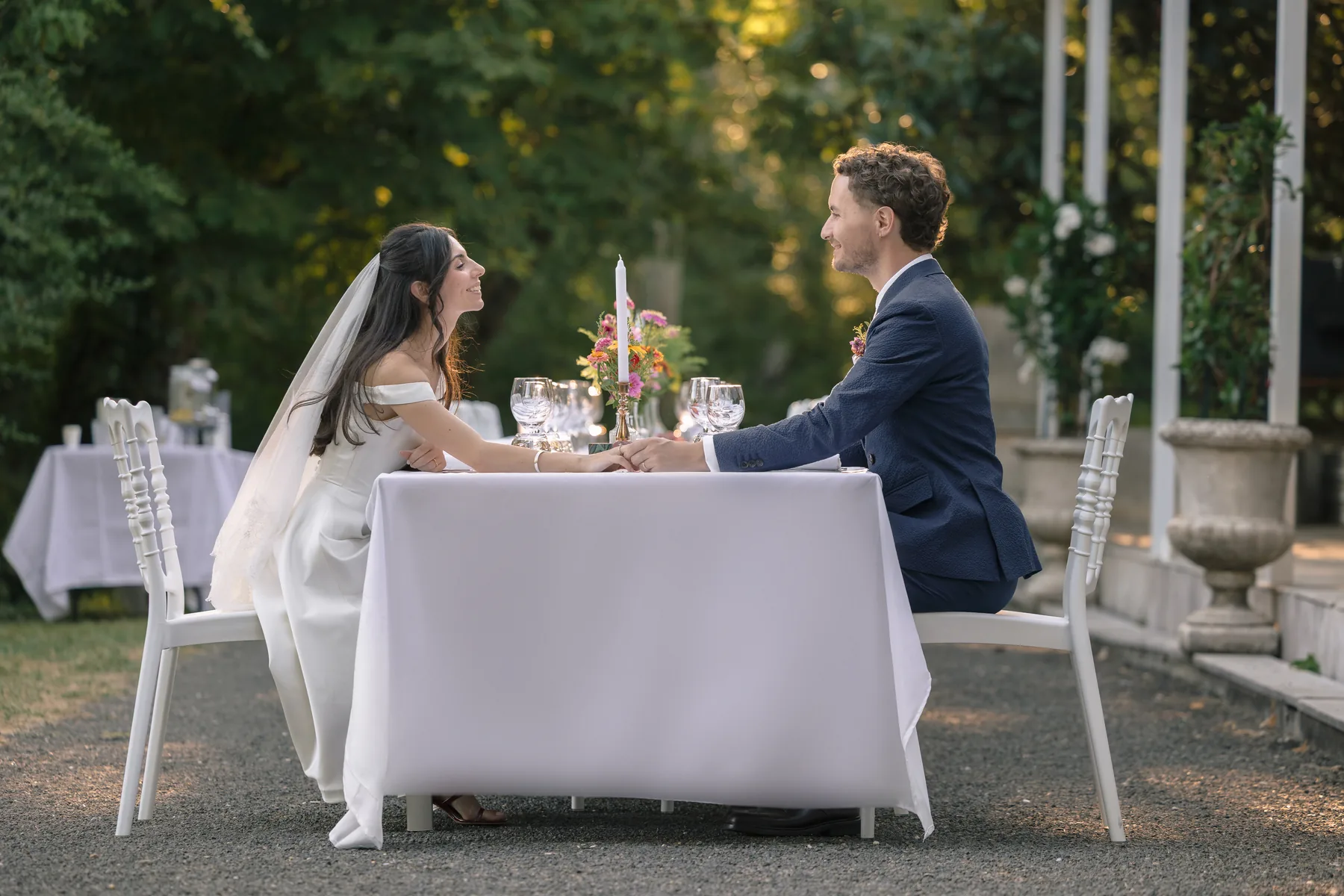 Table dressée dans le parc d'un château de Haute-Garonne, deux mariés attablés