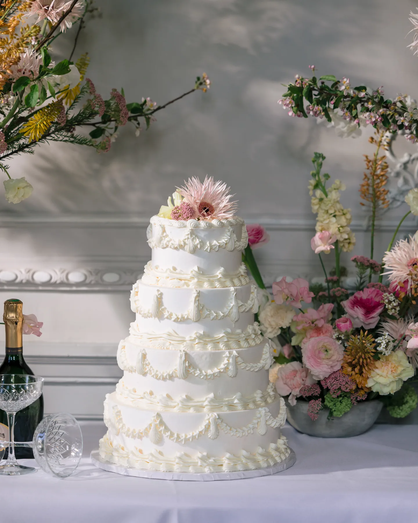 Pièce montée à étages décorée de fleurs fraîches