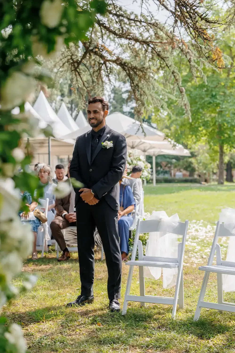 Le marié se retourne à l'arrivée de la mariée
