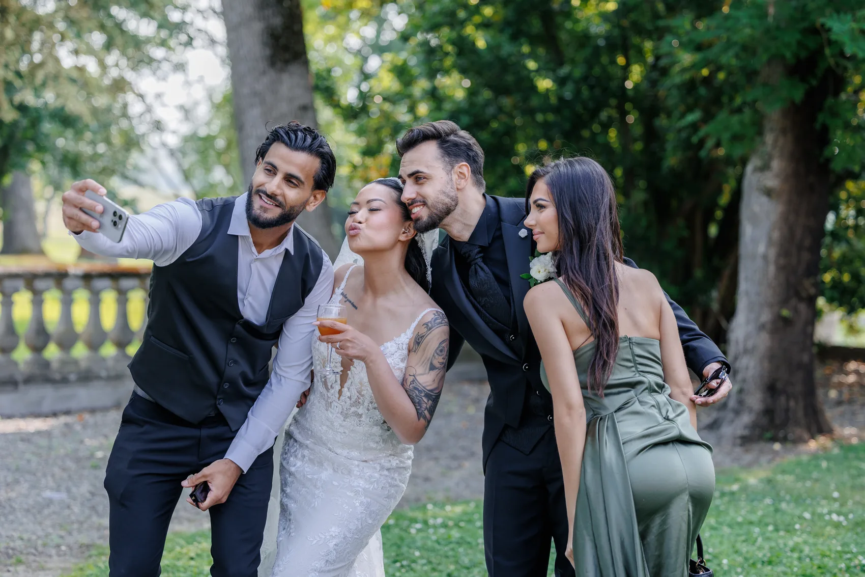 Selfie de groupe avec les mariés pendant le vin d'honneur