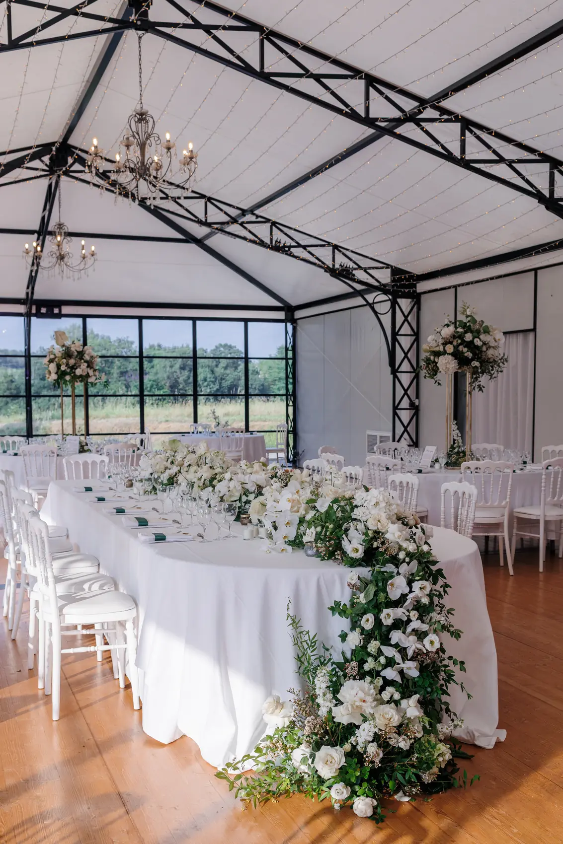 Salle de réception dressée sous la verrière du Domaine de Ronsac