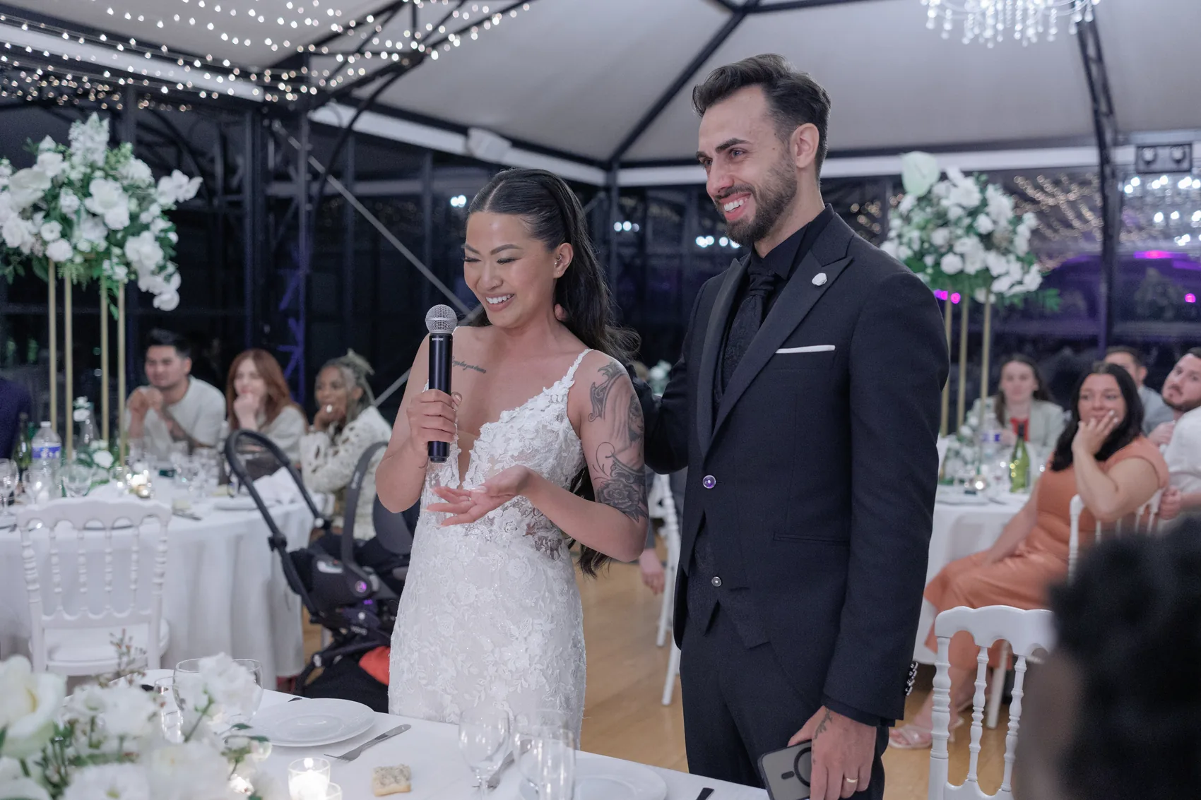 La mariée prend la parole au micro pendant le repas